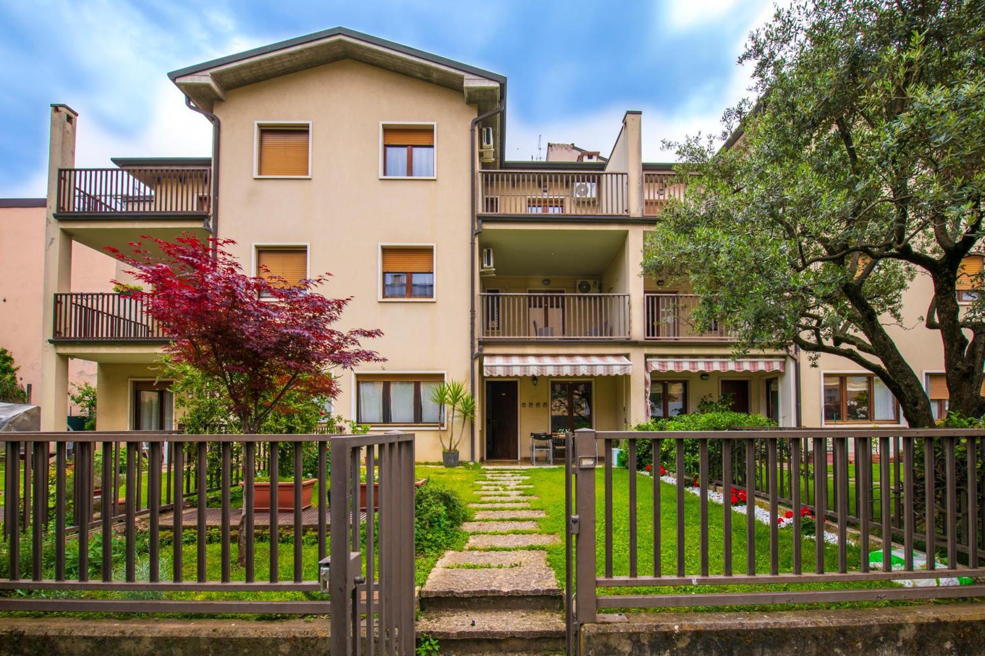 Gardenhouse - Wifi And Garden Hotel - Verona — Photos 1